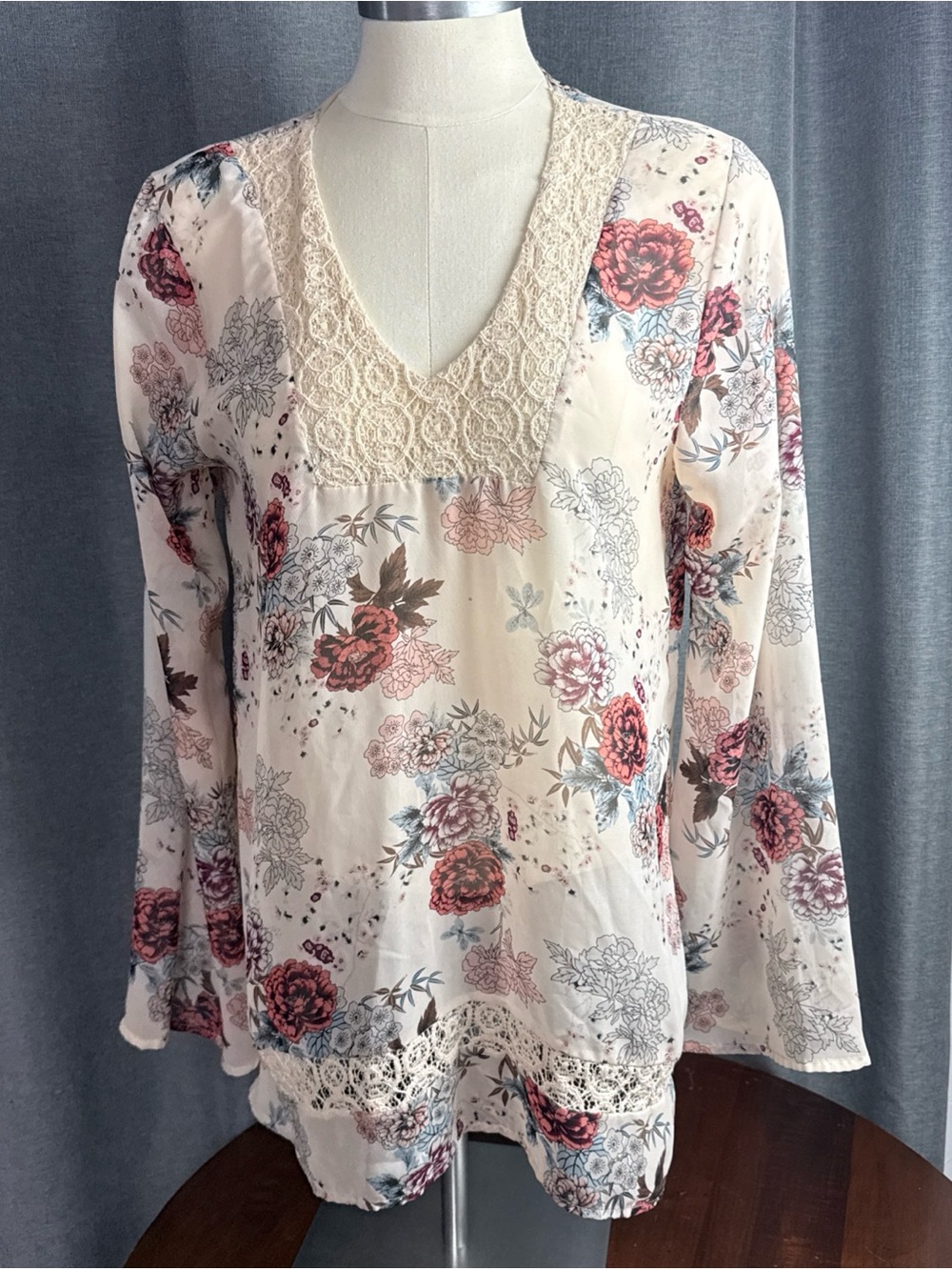 About A Girl Los Angeles Floral Sheer Long Sleeve Blouse Sz M